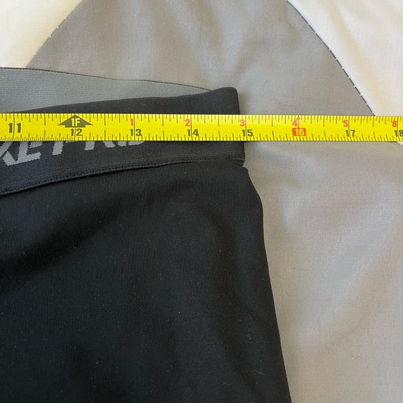 Nike Capri leggings excellent shape. Thin. - Picture 3 of 9